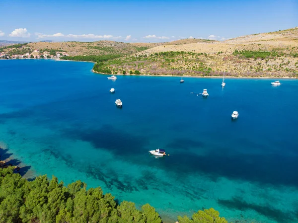 Hırvatistan. Yaz. Güneşli bir gün. Adriyatik Denizi kıyısında. Lagündeki yatlar. Tatil sezonu. Popüler turist mekanı. Drone. Hava görünümü