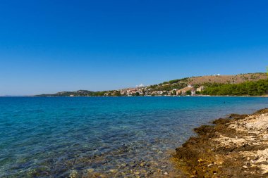 Hırvatistan. Yaz. Güneşli bir gün. Adriyatik Denizi 'nin kayalık kıyısı. Turizm sezonu. Popüler tatil beldesi