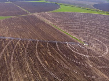 Bahar. Kırsal kesimde. Pivot sulama sahada işe yarıyor. Drone. Hava görünümü