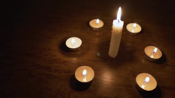 停电了能源危机 基础设施被毁 停电的概念 蜡烛由几根小蜡烛组成的圆圈中的一支大蜡烛特写 照相机从左向右移动 — 图库视频影像