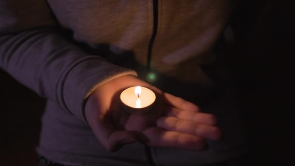 Stromausfall Zerstörung Der Infrastruktur Energiekrise Stromausfall Konzept Das Mädchen Hält — Stockvideo