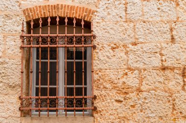 Eski bir Avrupa Akdeniz kasabasının ön camı. Yakın plan. Doku