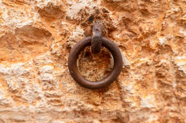 Eski bir evin duvarında metal bir halka. Yakın plan. Doku