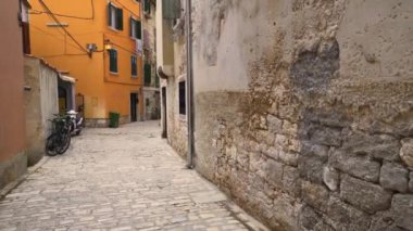 Hırvatistan. Adriyatik Denizi kıyısındaki Rovinj kenti. Eski şehrin dar sokakları. Panorama. Kamera sağdan sola hareket ediyor.