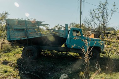 Kırsal kesimde. Bombalama sonucu hasar görmüş bir kamyon. Ukrayna 'da savaş. Rus işgali Ukrayna 'da. Sivil halkın terörü. Savaş Suçları