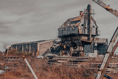 Kırsal kesimde. Çiftlik bombardımanla yok edildi. Ukrayna 'da savaş. Rus işgali Ukrayna 'da. Sivil halkın terörü. Savaş Suçları