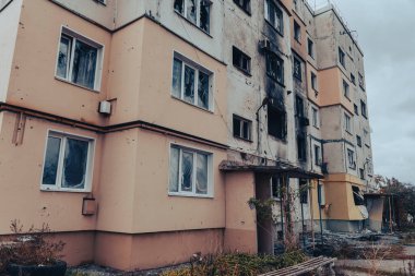 Bombardıman sonucu yıkılan bir apartmanın girişi. Ukrayna 'da savaş. Rus işgali Ukrayna 'da. Sivil halkın terörü. Savaş Suçları