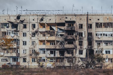Konut binası bombardımanla yok edildi. Ukrayna 'da savaş. Rus işgali Ukrayna 'da. Altyapı tahribatı. Sivil halkın terörü. Savaş Suçları