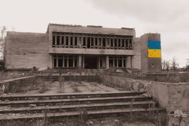 Yönetim binası bombardımandan zarar gördü. Ukrayna 'da savaş. Rus işgali Ukrayna 'da. Altyapı tahribatı. Sivil halkın terörü. Savaş Suçları