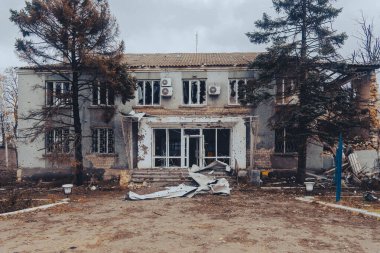 Yönetim binası bombardımandan zarar gördü. Ukrayna 'da savaş. Rus işgali Ukrayna 'da. Altyapı tahribatı. Sivil halkın terörü. Savaş Suçları