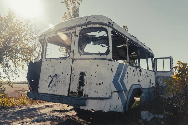 Εξοχή Λεωφορείο Καταστράφηκε Από Βομβαρδισμό Πόλεμος Στην Ουκρανία Ρωσική Εισβολή — Φωτογραφία Αρχείου