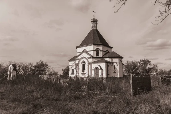 Countryside Orthodox Church Damaged Shelling Holes Bullets Shrapnel Fence War — Stock Photo, Image