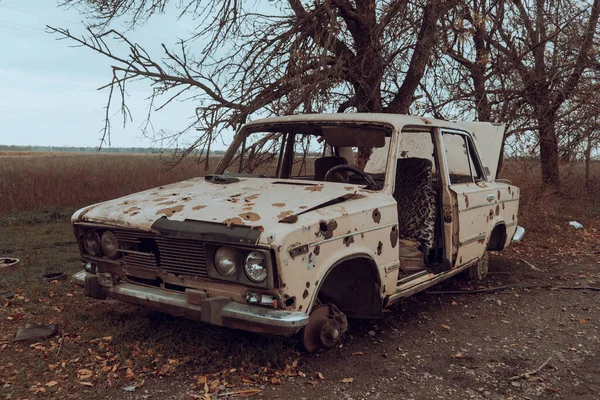 카운트 사이드 옆에는 부서진 차량이서 파편들 있었어요 우크라이나 러시아의 우크라이나 — 스톡 사진