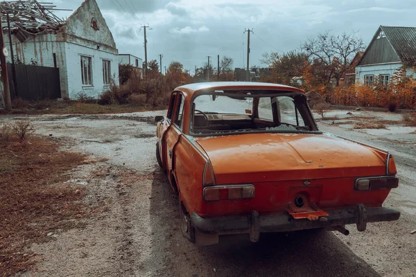 Egy Sérült Civil Autó Áll Egy Lerombolt Ház Mellett Kocsi — Stock Fotó