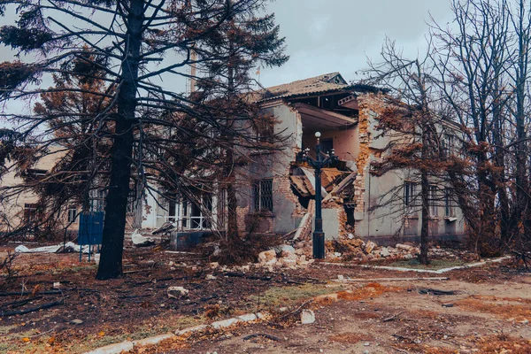 Administrativní Budova Poškozená Střelbou Válka Ukrajině Ruská Invaze Ukrajinu Zničení — Stock fotografie