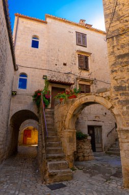 Hırvatistan. Yaz akşamı. Eski Avrupa Akdeniz şehrinin boş dar sokakları. Turist bölgesi. Şehrin tarihi kısmı.