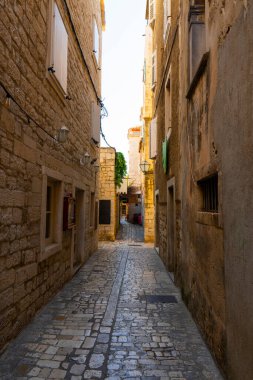 Hırvatistan. Yaz akşamı. Eski Avrupa Akdeniz şehrinin boş dar sokakları. Turist bölgesi. Şehrin tarihi kısmı.