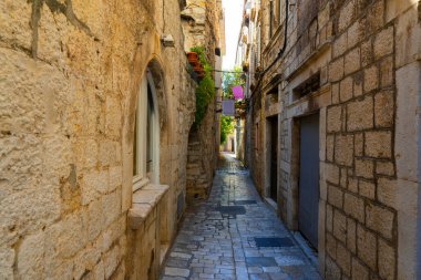 Hırvatistan. Yaz akşamı. Eski Avrupa Akdeniz şehrinin boş dar sokakları. Turist bölgesi. Şehrin tarihi kısmı.