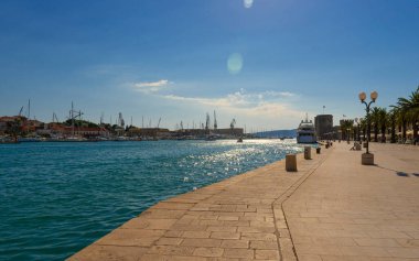 Hırvatistan. Trogir şehri. Güneşli bir gün. Seyrüsefer edilebilir kanaldaki dolgu yolu.