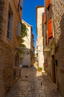 Hırvatistan. Yaz akşamı. Eski Avrupa Akdeniz şehrinin boş dar sokakları. Turist bölgesi. Şehrin tarihi kısmı.