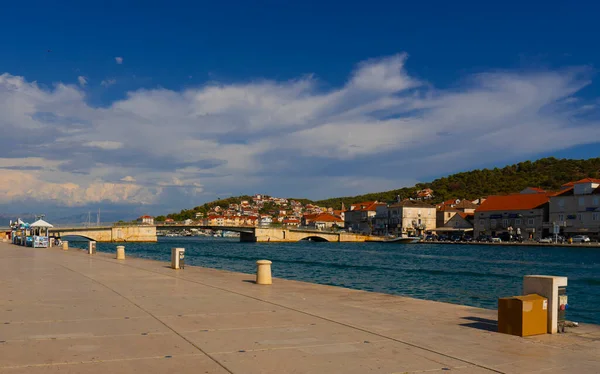Croácia Cidade Trogir Dia Ensolarado Rua Embankment Canal Navegável — Fotografia de Stock
