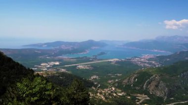 Karadağ. Kotor Körfezi. Üst Manzara. Panorama. Kamera soldan sağa hareket eder. Adriyatik Denizi 'ndeki en büyük körfez. Avrupa 'nın en güney fiyordu.