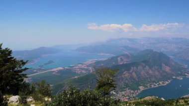 Karadağ. Kotor Körfezi. Üst Manzara. Panorama. Kamera soldan sağa hareket eder. Adriyatik Denizi 'ndeki en büyük körfez. Avrupa 'nın en güney fiyordu.