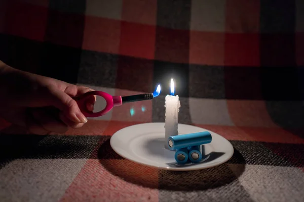 Жінка Запалює Свічку Запальничкою Біля Свічки Три Розряджені Циліндричні Батареї — стокове фото