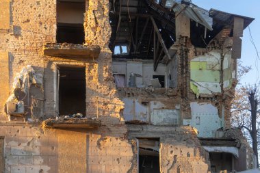 Konut binası roket saldırısıyla yok edildi. Ukrayna 'da savaş. Sivil halkın terörü. Savaş Suçları