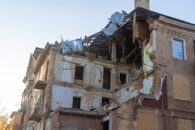 Konut binası roket saldırısıyla yok edildi. Ukrayna 'da savaş. Sivil halkın terörü. Savaş Suçları