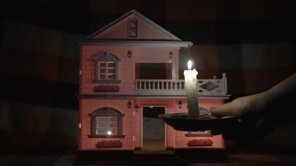 Pequeña Casa Juguete Oscuridad Iluminada Por Velas Mano Primer Plano — Vídeos de Stock