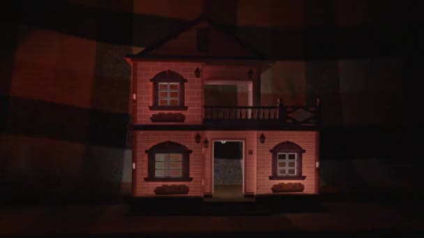 Ein Kleines Spielzeughaus Dunkeln Beleuchtet Von Einem Notsignal Nahaufnahme Stromausfall — Stockvideo