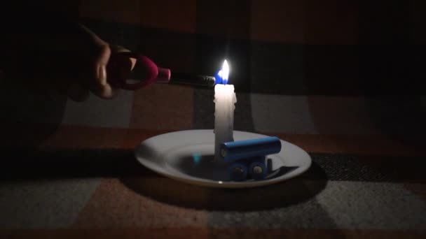 Kobieta Zapala Świecę Zapalniczką Gazową Obok Świecy Znajdują Się Trzy — Wideo stockowe