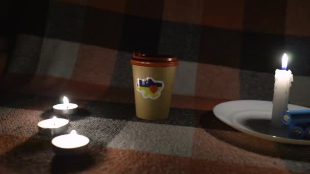Cerca Vela Ardiente Hay Una Taza Café Con Una Pegatina — Vídeos de Stock