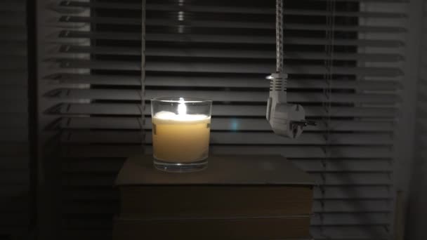 Stecker Einem Dunklen Leeren Raum Fenster Bei Kerzenschein Nahaufnahme Feste — Stockvideo