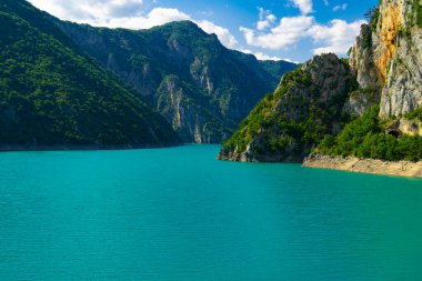 Karadağ. Durmitor Ulusal Parkı. Pivo Gölü. Tara Nehri 'nin kanyonu. Hava görüntüsü. Yoğun su rengi