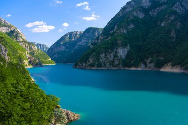 Karadağ. Durmitor Ulusal Parkı. Pivo Gölü. Tara Nehri 'nin kanyonu. Hava görüntüsü. Yoğun su rengi