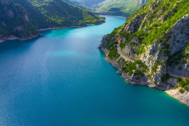 Karadağ. Durmitor Ulusal Parkı. Pivo Gölü. Tara Nehri 'nin kanyonu. Hava görüntüsü. Yoğun su rengi