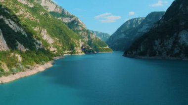 Karadağ. Durmitor Ulusal Parkı. Pivo Gölü. Tara Nehri 'nin kanyonu. Yoğun su rengi. Drone. Hava görüntüsü. Kanyonun üzerinden uçmak. Kamera ileri gidiyor.