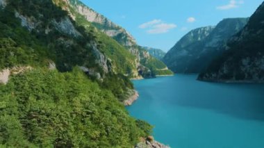 Karadağ. Durmitor Ulusal Parkı. Pivo Gölü. Tara Nehri 'nin kanyonu. Yoğun su rengi. Drone. Hava görüntüsü. Kanyonun üzerinden uçmak. Kamera soldan sağa hareket ediyor.