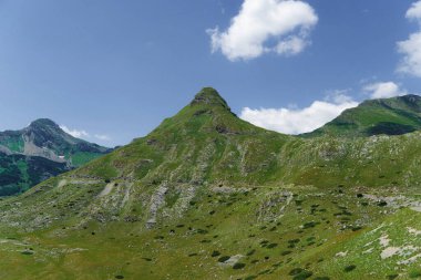 Karadağ. Durmitor Ulusal Parkı. Eyer Geçidi. Alp çayırları. Dağ yolu. Popüler turizm merkezi