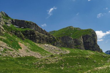 Karadağ. Durmitor Ulusal Parkı. Eyer Geçidi. Alp çayırları. Dağ manzarası. Popüler turizm merkezi