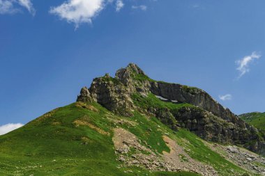 Karadağ. Durmitor Ulusal Parkı. Eyer Geçidi. Alp çayırları. Dağ manzarası. Popüler turizm merkezi