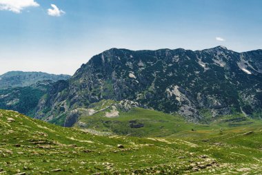 Karadağ. Durmitor Ulusal Parkı. Eyer Geçidi. Alp çayırları. Dağ manzarası. Popüler turizm merkezi