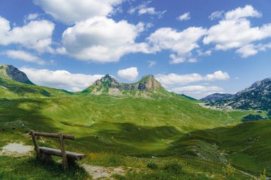 Karadağ. Durmitor Ulusal Parkı. Eyer Geçidi. Alp çayırları. Dağ manzarası. Bakış açısı. Popüler turizm merkezi