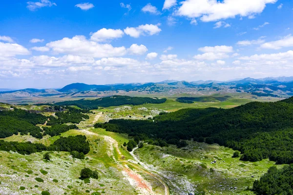 Karadağ. Durmitor Ulusal Parkı. Eyer Geçidi. Alp çayırları. Dağ yolu. Popüler turizm merkezi