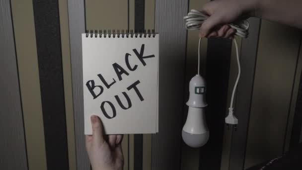 Notepad Inscription Blackout One Hand Electric Light Bulb Holder Electric — Vídeos de Stock