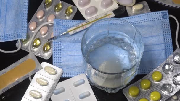 Egy Pohár Víz Asztalon Gyógyszerekkel Közelkép Egy Oldódó Tablettát Egy — Stock videók
