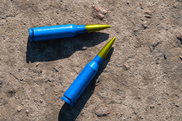 Dos Cartuchos Fusil Amarillo Azul Símbolo Nacional Ucrania Yacen Una — Foto de Stock
