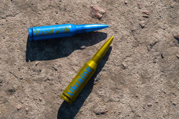 Żółto Niebieskie Naboje Karabinowe Napisem Stand Ukraine Leżą Betonowej Powierzchni — Zdjęcie stockowe